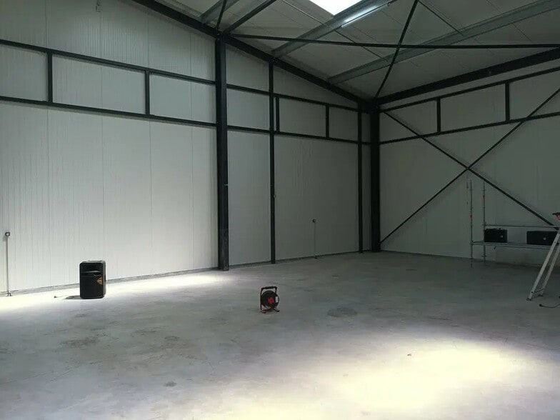 Local d’activités dans Marbeuf à louer - Photo de l’immeuble – Image 2 sur 12