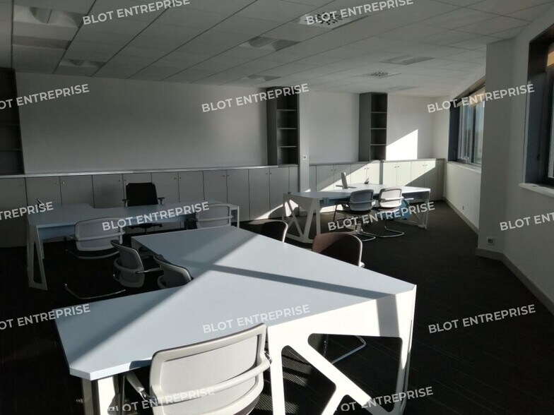 Local d’activités dans Rezé à louer - Photo de l’immeuble – Image 3 sur 13