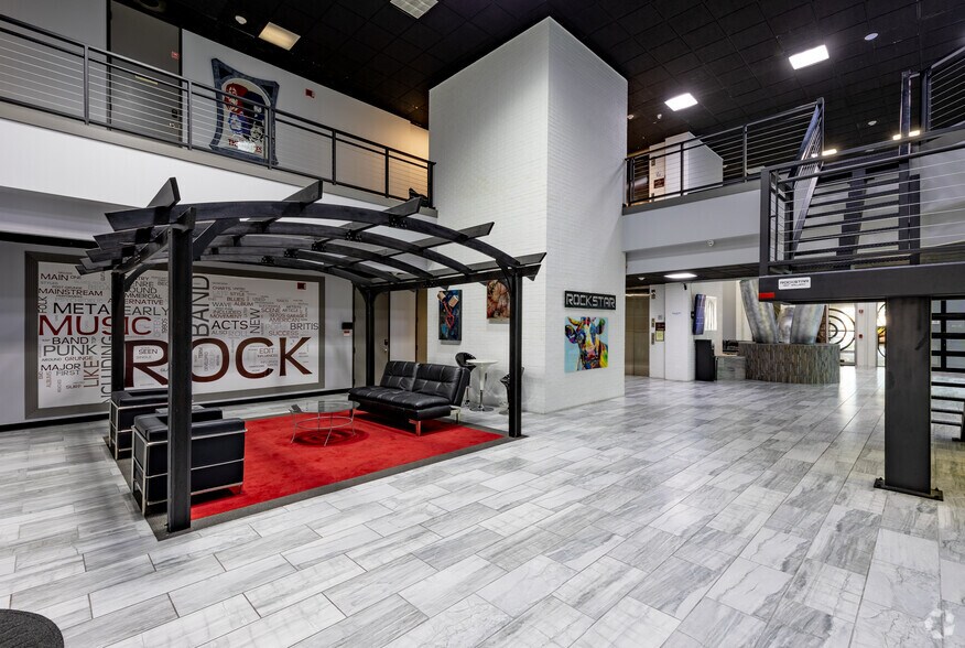 5700 NW Central Dr, Houston, TX à louer - Photo de l’immeuble – Image 1 sur 5