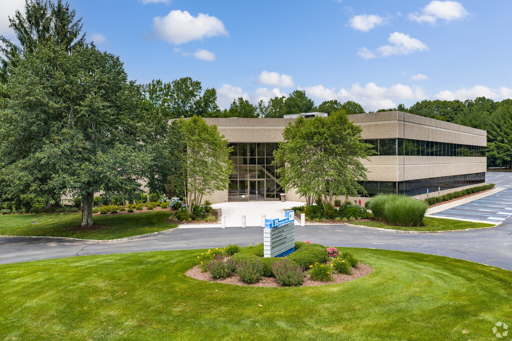 35 Corporate Dr, Trumbull, CT à louer Photo de l’immeuble– Image 1 sur 10