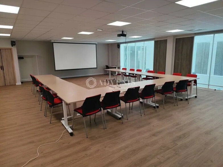 Bureau dans La Ville-aux-Dames à louer - Photo de l’immeuble – Image 1 sur 10