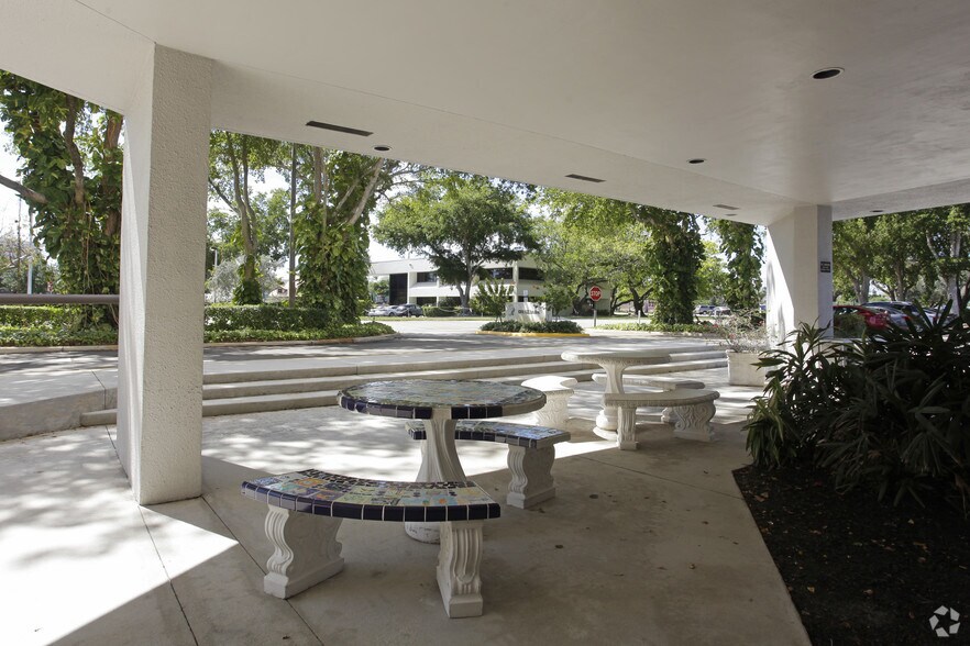 6300 NE 1st Ave, Fort Lauderdale, FL à louer - Photo de l’immeuble – Image 3 sur 8