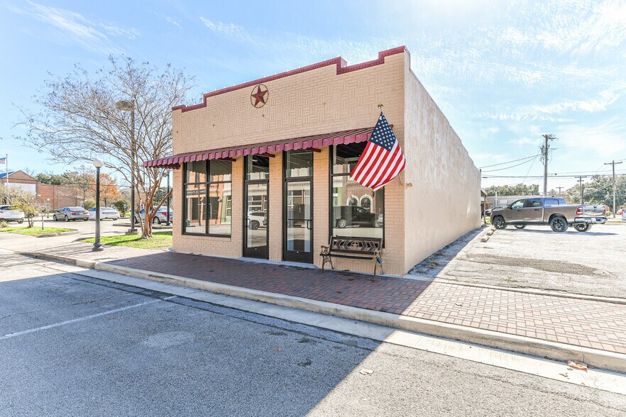 121 W Sealy St, Alvin, TX à vendre - Photo de l’immeuble – Image 3 sur 31