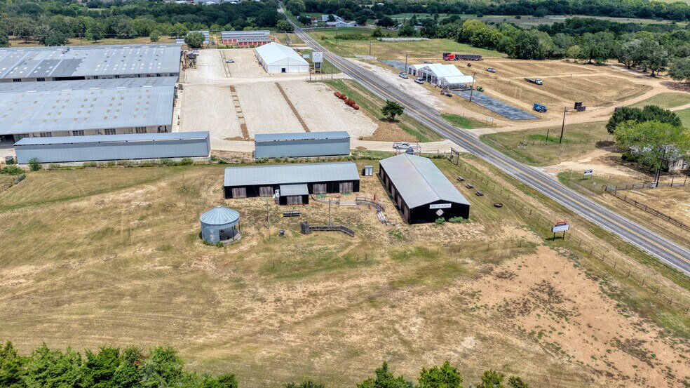 1440-A TX-237, Round Top, TX à vendre - Photo principale – Image 1 sur 44