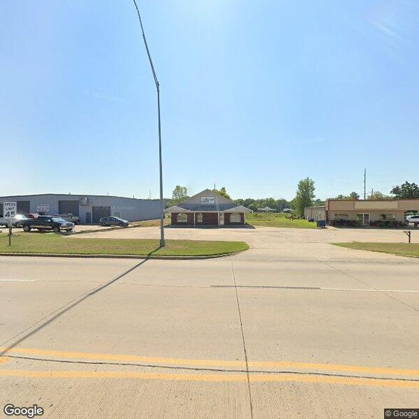 1002 1/2 E Shawntel Smith Blvd, Muldrow, OK à vendre - Photo de l’immeuble – Image 2 sur 4