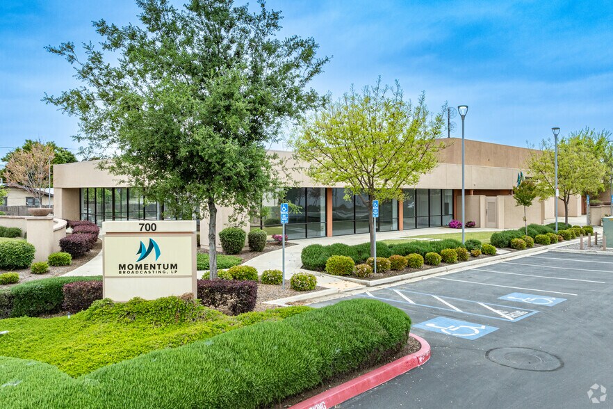 700 E Mineral King Ave, Visalia, CA à louer - Photo principale – Image 1 sur 8