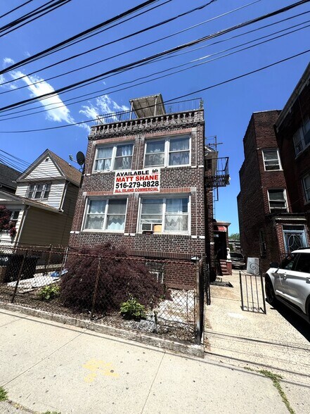 8625 59th Ave, Elmhurst, NY à vendre - Photo de l’immeuble – Image 1 sur 10