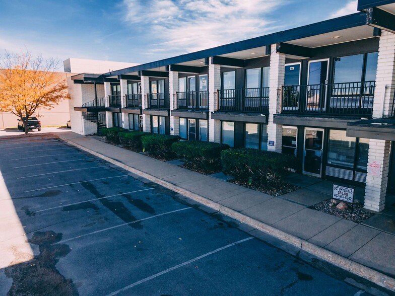 8998 L St, Omaha, NE à louer - Photo de l’immeuble – Image 3 sur 3