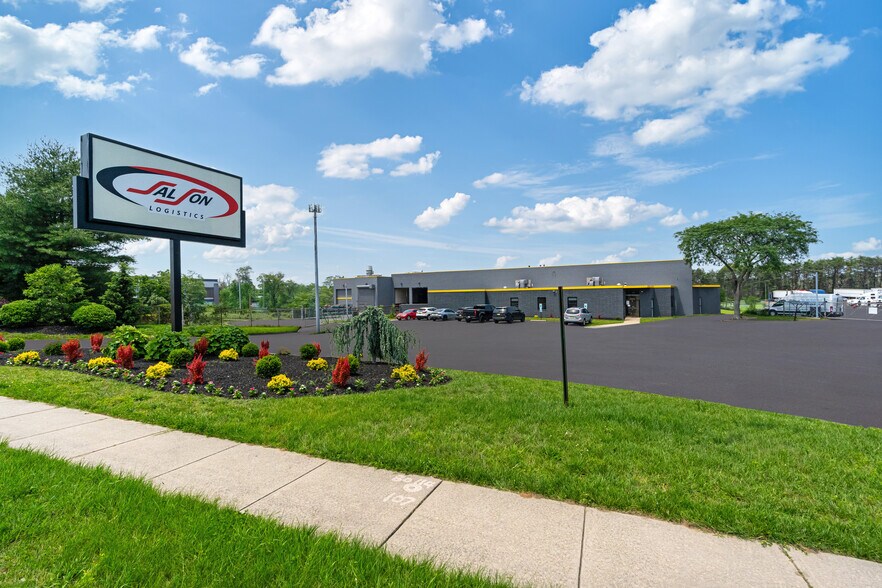 2013 US-130, Burlington, NJ à louer - Photo principale – Image 1 sur 3