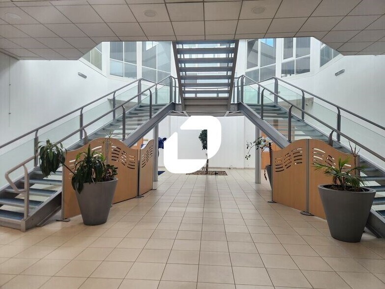 Bureau dans Elancourt à louer - Hall d’entrée – Image 1 sur 12