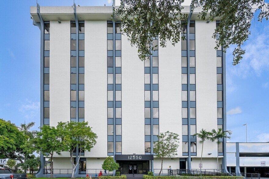12550 Biscayne Blvd, North Miami, FL à louer - Photo de l’immeuble – Image 2 sur 18