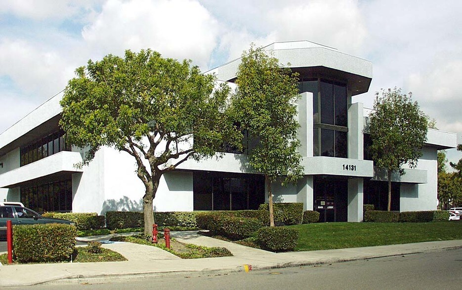 14131 Chambers Rd, Tustin, CA à vendre - Photo de l’immeuble – Image 2 sur 6