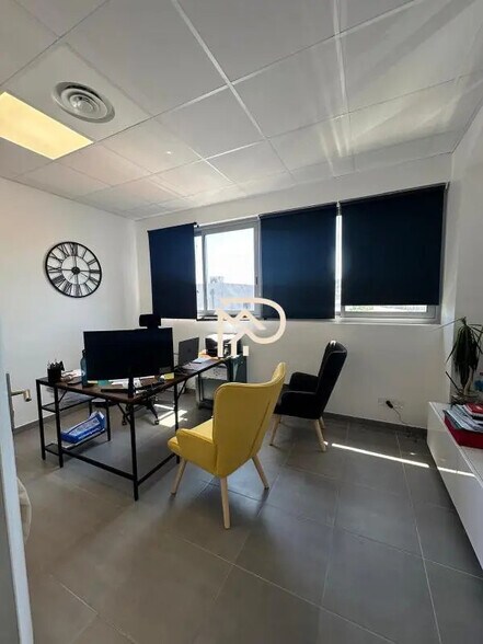 Bureau dans La Ciotat à louer - Photo de l’immeuble – Image 1 sur 6