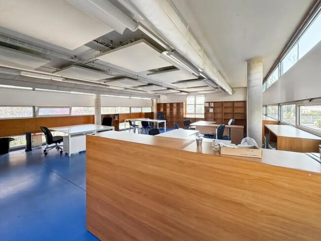 Plus de détails pour 26 Avenue Andre Roussin, Marseille - Bureau à louer