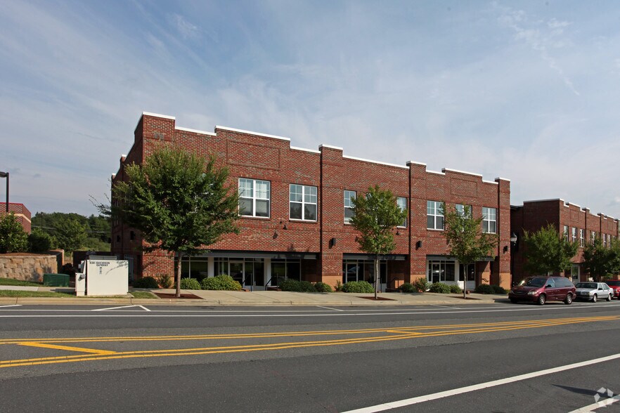 630 Davidson Gateway Dr, Davidson, NC à louer - Photo de l’immeuble – Image 3 sur 8