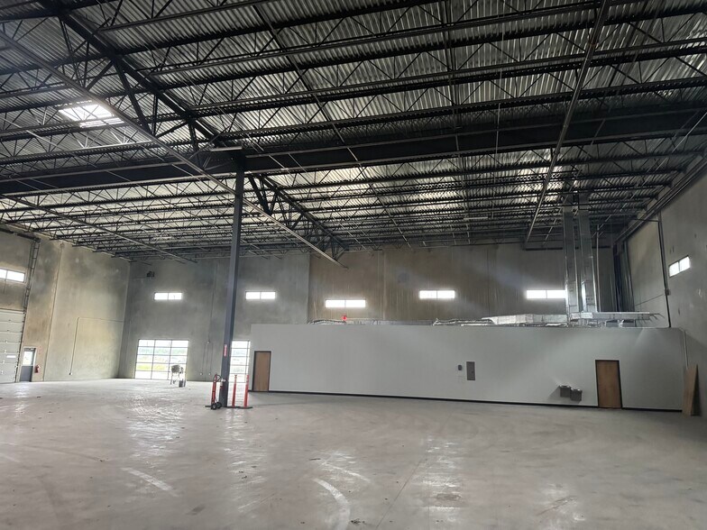 8106 NE Loop 410, San Antonio, TX à louer - Photo de l’immeuble – Image 3 sur 12