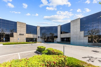 2500 Red Hill Ave, Santa Ana, CA à louer Photo intérieure– Image 2 sur 22