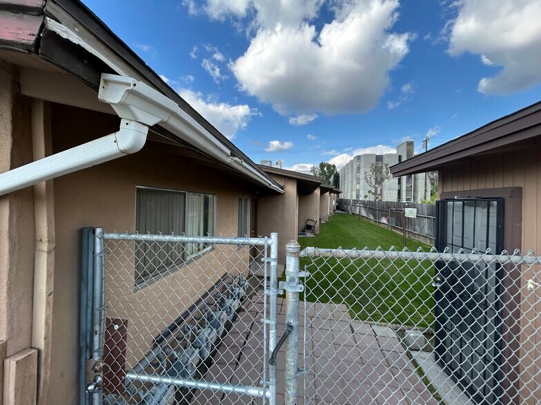 1911 Flower St, Bakersfield, CA à vendre - Photo de l’immeuble – Image 3 sur 6
