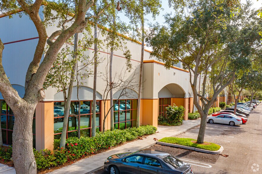 3008 N Commerce Pky, Miramar, FL à louer - Photo de l’immeuble – Image 2 sur 7