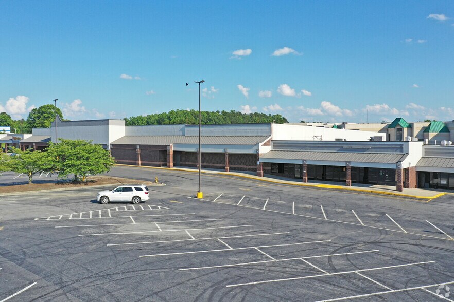 3740 S Holden Rd, Greensboro, NC à louer - Photo de l’immeuble – Image 2 sur 9