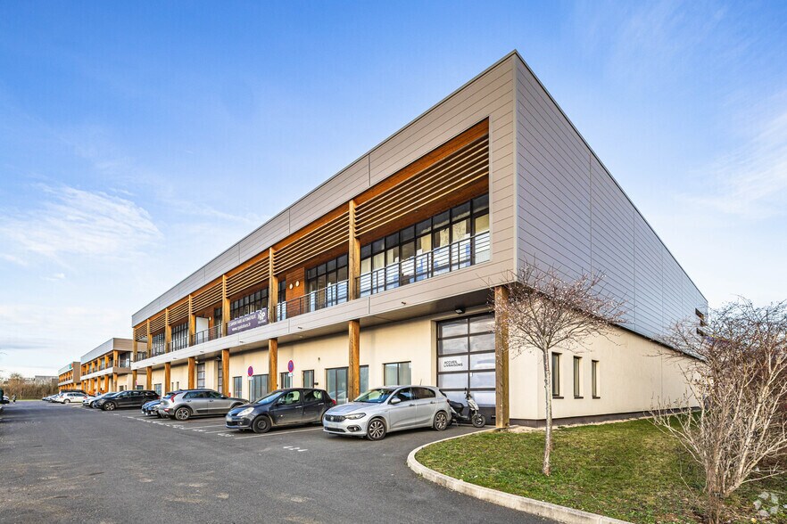 8 Rue De Lamirault, Collégien à louer - Photo de l’immeuble – Image 2 sur 2