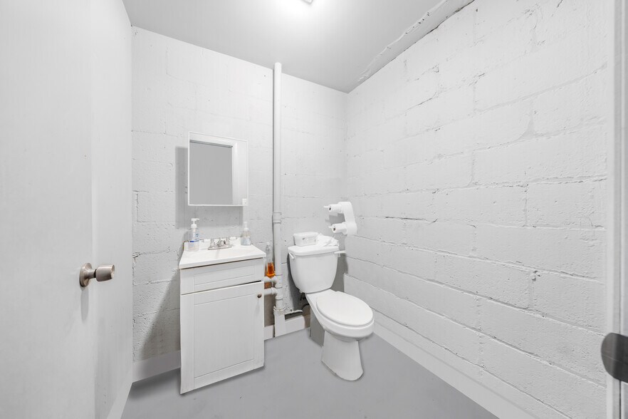 999 W Flagler St, Miami, FL à louer - Photo de l’immeuble – Image 2 sur 32