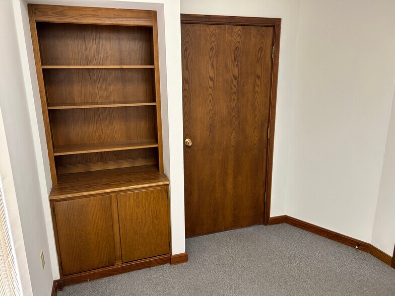 110 W Walnut St, Salina, KS à louer - Photo de l’immeuble – Image 3 sur 16