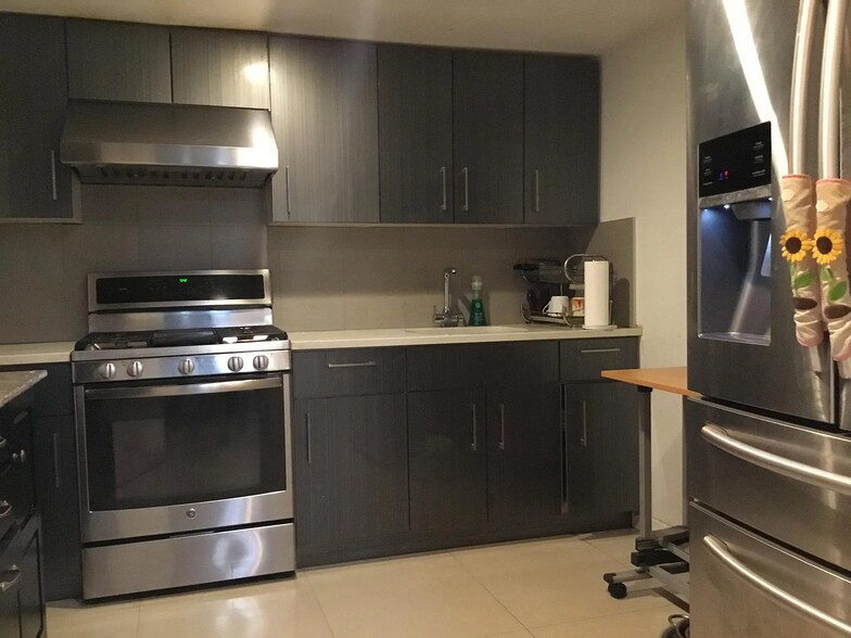 160-06 75th Rd, Flushing, NY à vendre - Photo intérieure – Image 3 sur 5