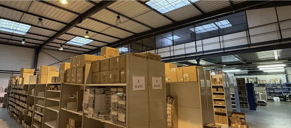 Local d'activités dans FLEURIEUX SUR L 39 ARBRESLE à vendre - Photo de l’immeuble – Image 2 sur 7