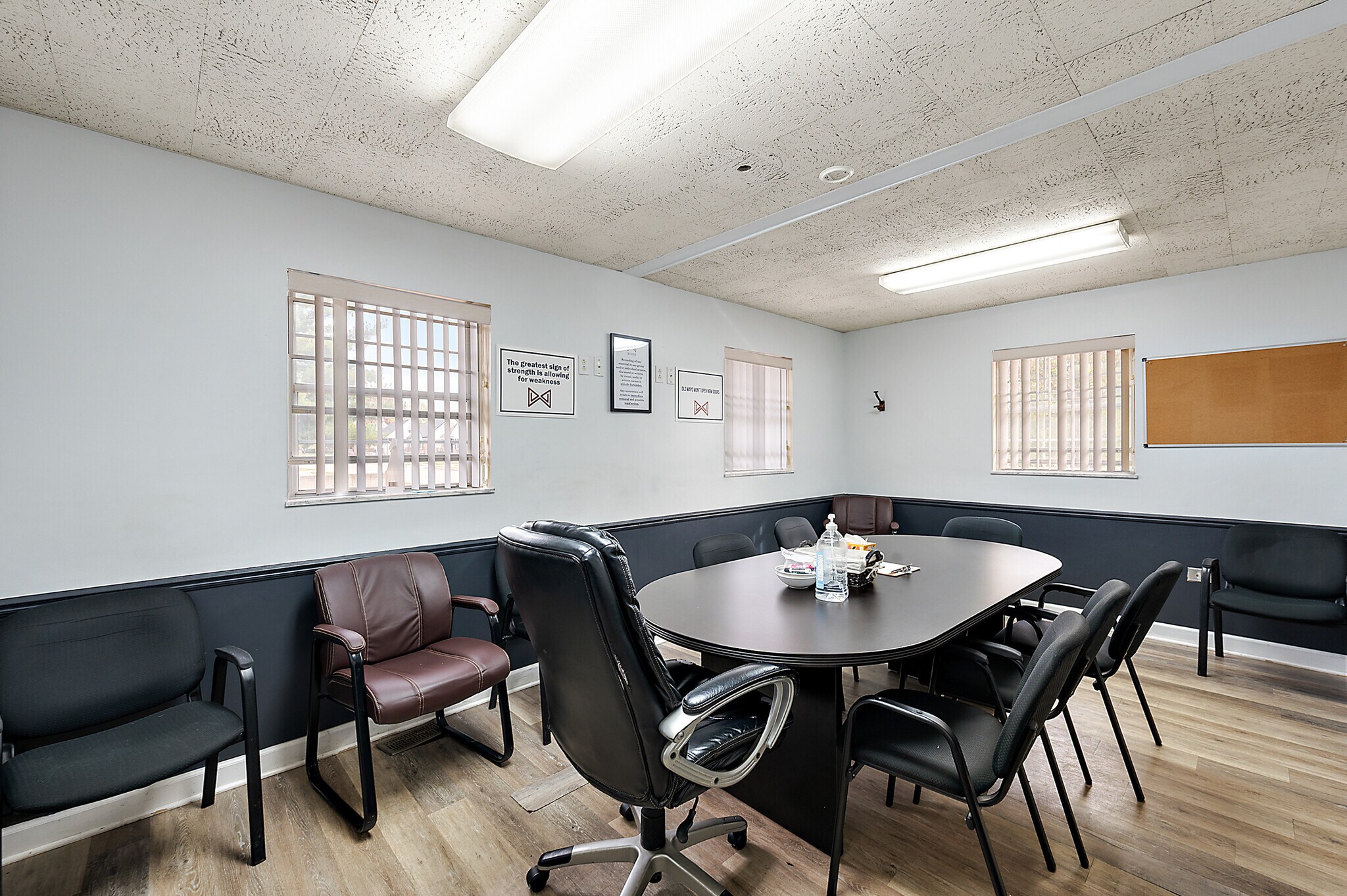 19551 E 10 Mile Rd, Roseville, MI à louer Photo intérieure– Image 1 sur 9