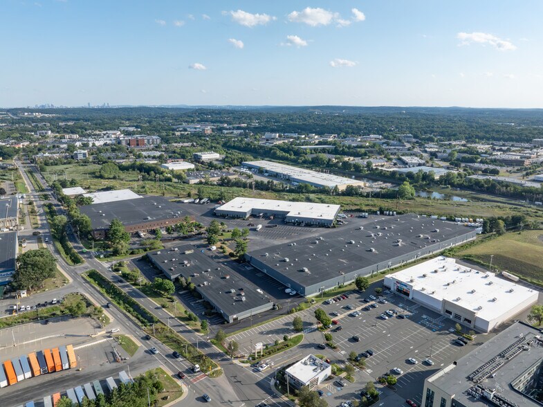 96 Commerce Way, Woburn, MA à louer - Photo de l’immeuble – Image 2 sur 5