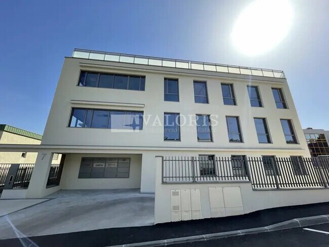 Plus de détails pour 7 Rue Jean-Elysée Dupuy, Champagne-au-Mont-d'Or - Bureau à louer