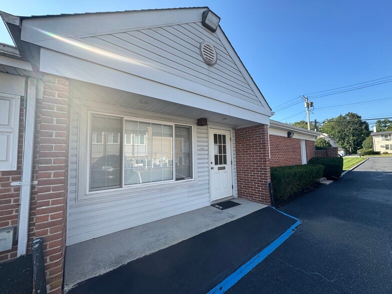 200 E Main St, Smithtown, NY à louer - Photo de l’immeuble – Image 2 sur 14