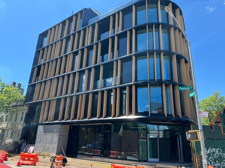 28 Herbert St, Brooklyn, NY à louer - Photo de l’immeuble – Image 1 sur 7