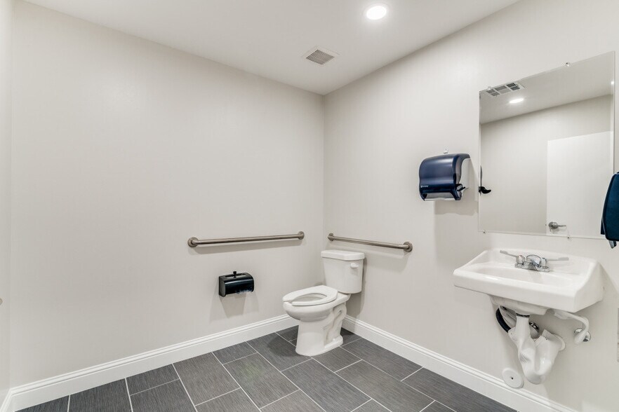 1335 E Crosby Rd, Carrollton, TX à louer - Photo de l’immeuble – Image 3 sur 11