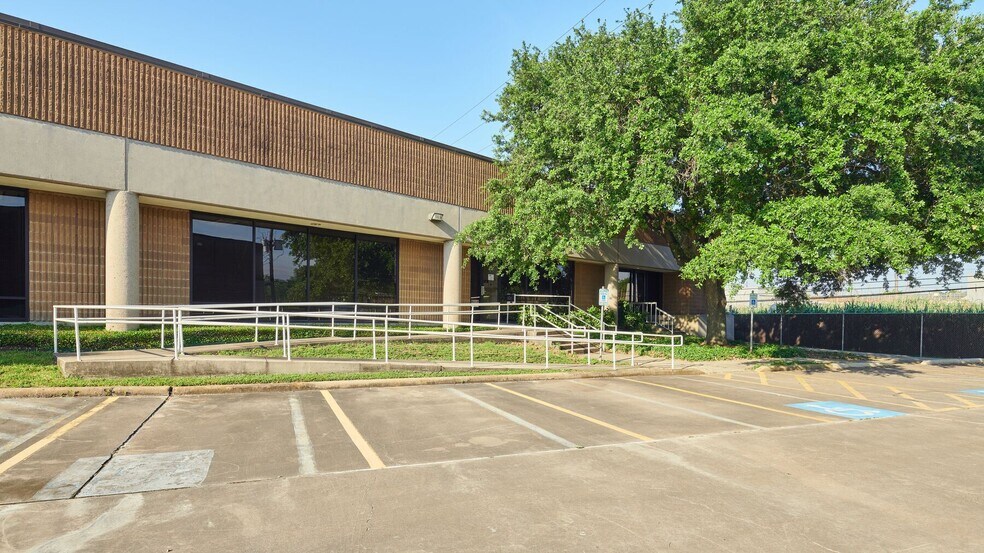 8272 El Rio St, Houston, TX à louer - Photo de l’immeuble – Image 3 sur 5