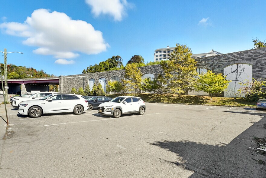 47 S Water St, Peekskill, NY à vendre - Photo de l’immeuble – Image 2 sur 14