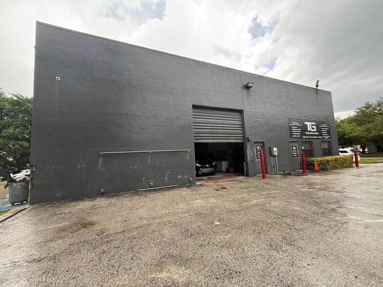 13301 SW 131st St, Miami, FL à louer - Photo de l’immeuble – Image 3 sur 9