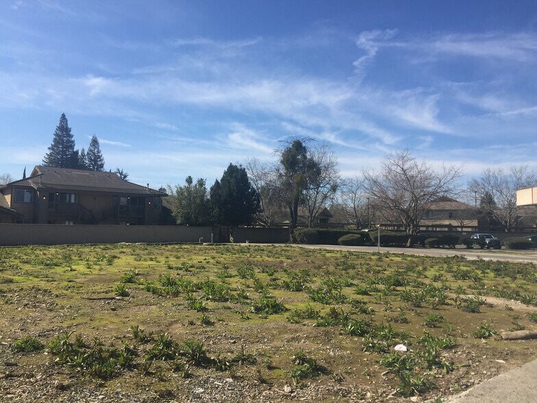 5892 S Land Park Dr, Sacramento, CA à louer - Photo de l’immeuble – Image 2 sur 7