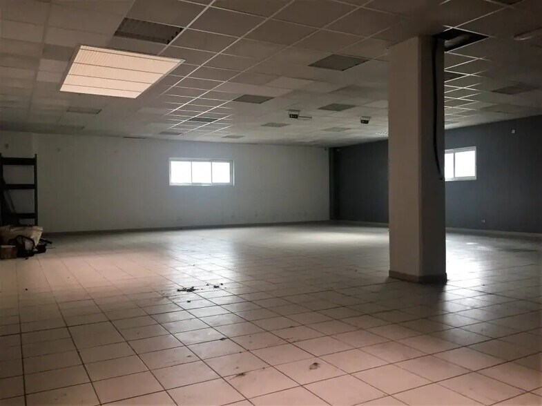 Local d’activités dans Gémenos à louer - Photo de l’immeuble – Image 2 sur 10