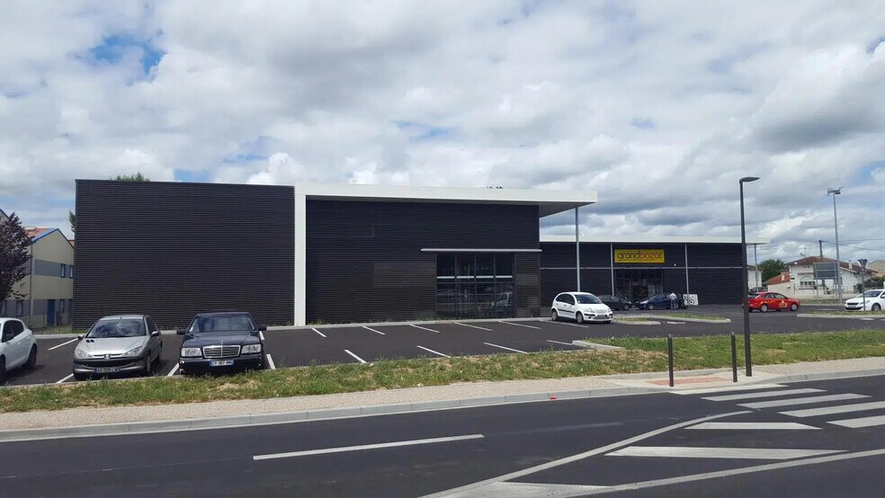 Local commercial dans BIAS à louer - Photo de l’immeuble – Image 2 sur 2