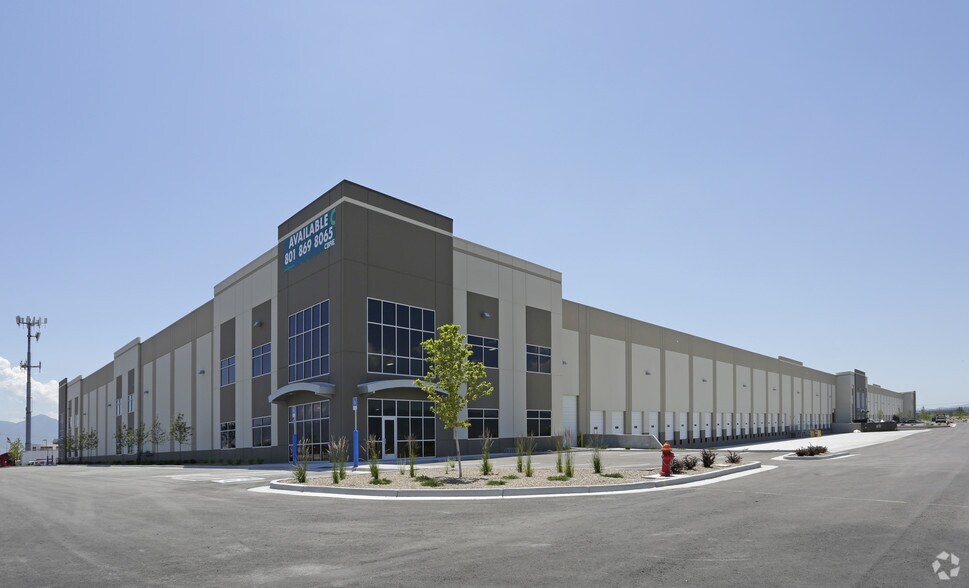 2179 S Commerce Center Dr, West Valley City, UT à louer - Photo de l’immeuble – Image 2 sur 5