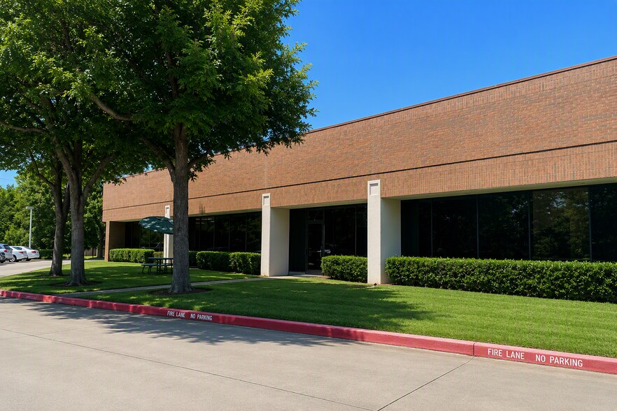 7920 Elmbrook Dr, Dallas, TX à louer - Photo de l’immeuble – Image 1 sur 14