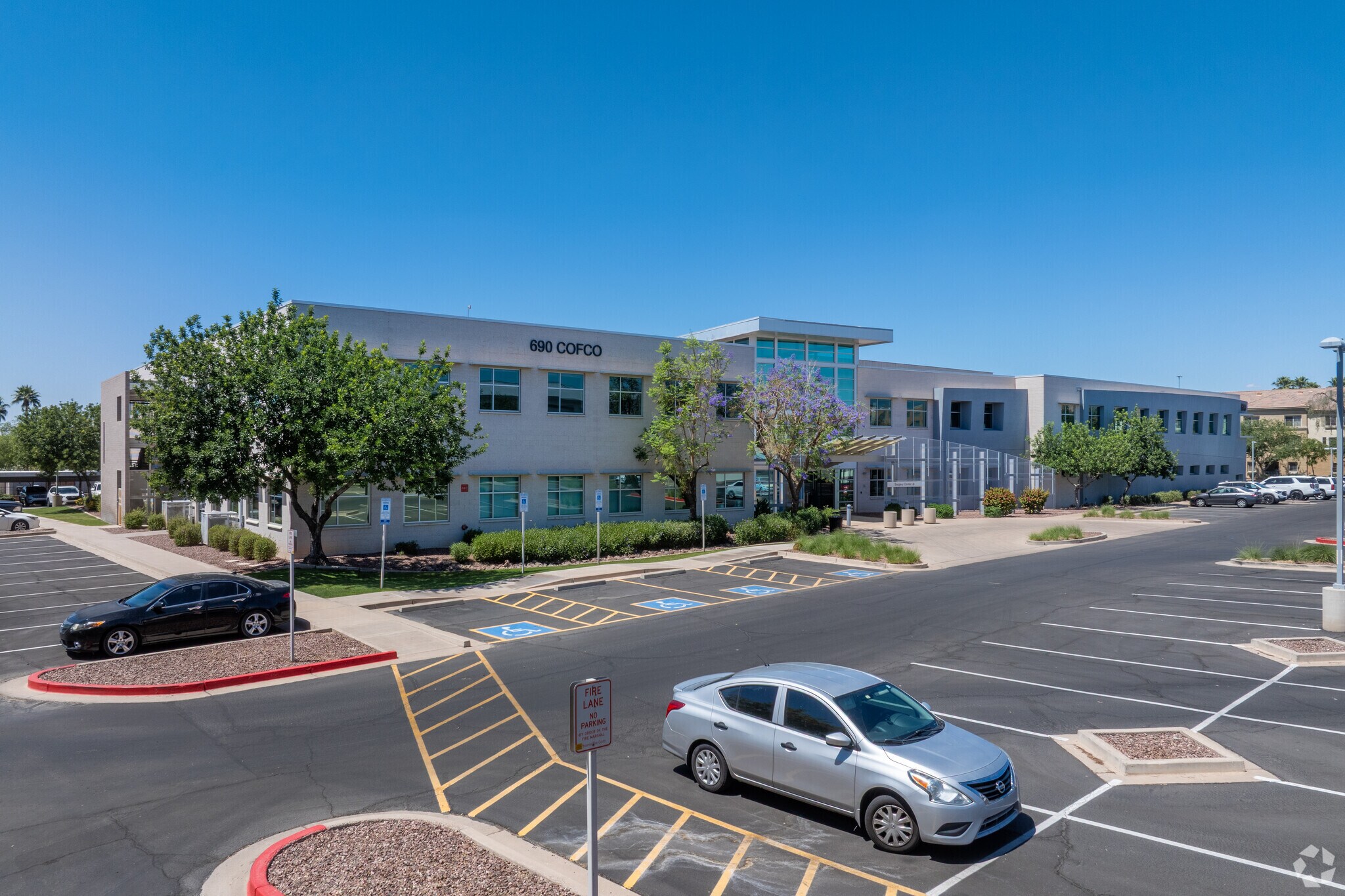 690 N Cofco Center Ct, Phoenix, AZ à louer Photo principale– Image 1 sur 14