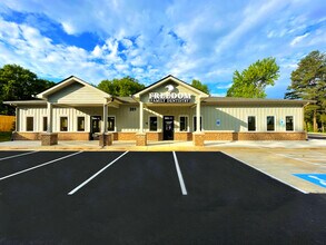 4804 Hood Rd, Fredericksburg, VA à louer Photo de l’immeuble– Image 1 sur 5