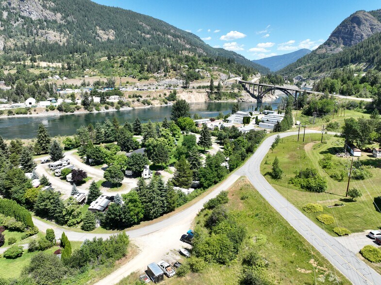 651 Rosedale Rd, Castlegar, BC à vendre - Aérien – Image 2 sur 13