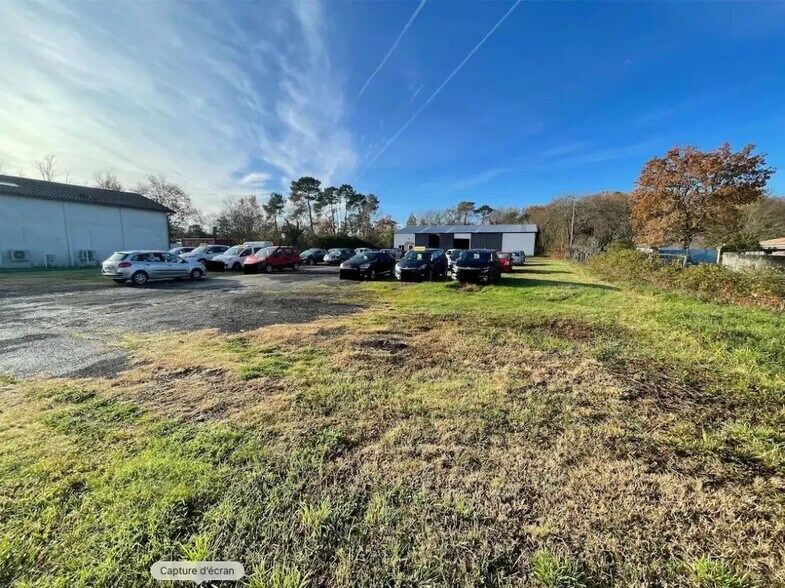 Local d'activités dans Le Taillan-Médoc à vendre - Photo de l’immeuble – Image 2 sur 8