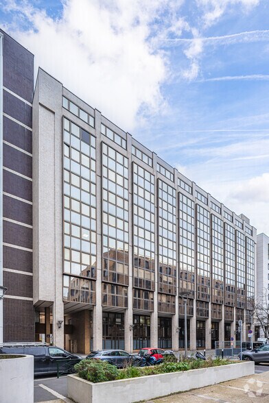 Bureau dans Nanterre à louer - Photo de l’immeuble – Image 3 sur 3