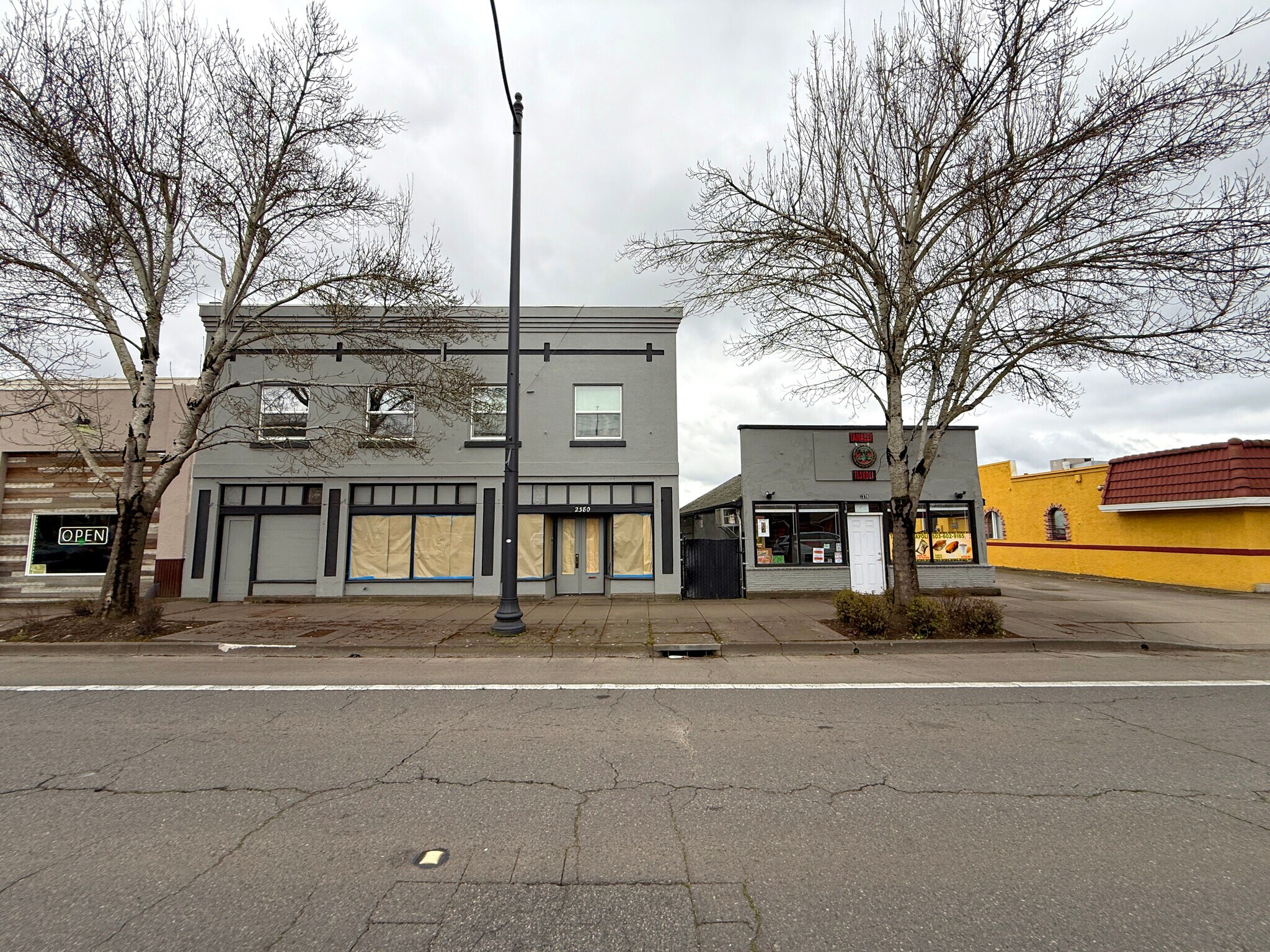 Mixed-Use Income Property portefeuille de 2 biens à vendre sur LoopNet.fr Photo principale– Image 1 sur 10