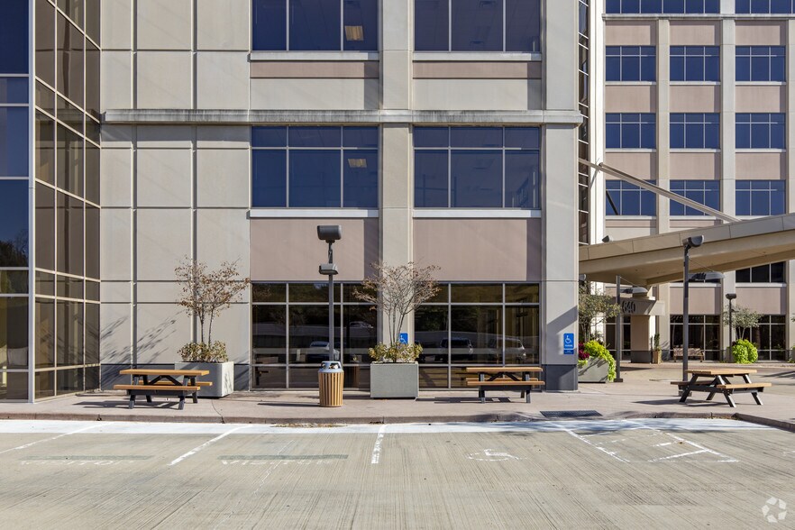 640 Eden Park Dr, Cincinnati, OH à louer - Photo de l’immeuble – Image 3 sur 13